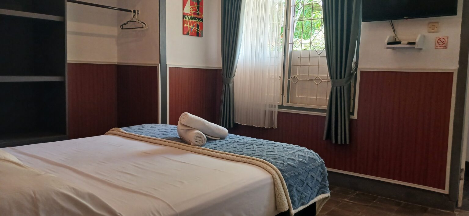 Superior Queen (Room 1)